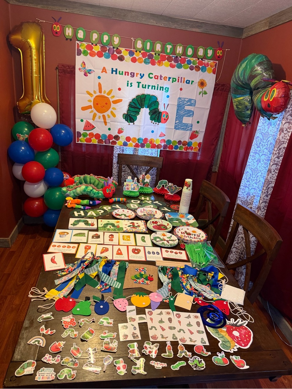A very hungry caterpillar is turning ONE party decor lot of 358 pieces.